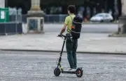 Nîmes impose le port du casque pour les trottinettes électriques