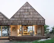 Norvège : une cabane en bois recyclé face à la mer
