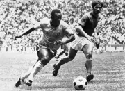 Nos héros ne meurent jamais, ils jouent au football