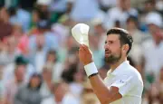Novak Djokovic dépasse Federer en victoires à Wimbledon