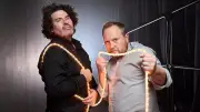 Oldelaf et Joyet lancent leur chasse aux nazis burlesque à Saint-Jean-du-Gard