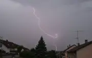 Orages violents et fin de canicule dans l'Ouest, vigilance maintenue à l'Est