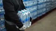 Packs d'eau interdits en août 2026 ? La rumeur démentie