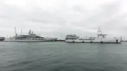 Piscine, hélicoptères et hôpital : le méga yacht Infinity et son navire de soutien à Sète