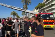 Pompiers de Nice émus par les applaudissements lors de la marche de la mémoire