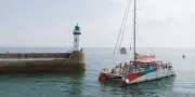 Pour rallier les îles bretonnes, un voilier décarboné et apaisant