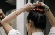 Pourquoi attacher ses cheveux humides sous la chaleur peut les abîmer