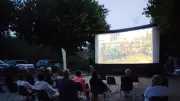 Projection en plein air de «Mon Oncle Griffon» perturbée par la pluie
