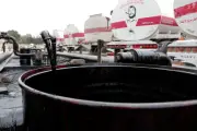Pétrole à 100 dollars après des attaques en mer Rouge