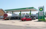 Pétrole en forte baisse après une accalmie au Moyen-Orient