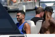 Riyad Mahrez en vacances à Saint-Tropez après la Coupe du monde
