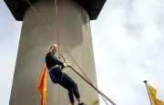Rotterdam : la maire descend en rappel d'une tour de 185 mètres pour tenir un pari électoral