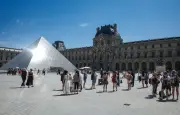 Réouverture de la galerie d'Apollon du Louvre neuf mois après le vol des bijoux