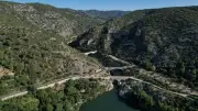 Saint-Guilhem-le-Désert et le pont du Diable vus du ciel en Occitanie