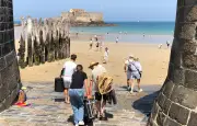 Saint-Malo, refuge climatique : des touristes en quête de fraîcheur