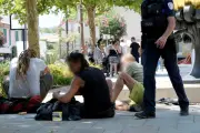 Saint-Tropez : la mairie fait scier les bancs de la place Blanqui