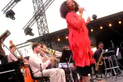 Samara Joy, la reine du jazz vocal, émerveille Jazz à Juan