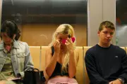 Se maquiller dans les transports : ce que dit vraiment le règlement