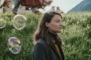 « Seule la vie » : l'émouvant récit d'un deuil entre rires et larmes