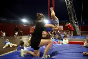 Sous le chapiteau Fontvieille, les enfants découvrent les arts du cirque
