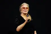 Sylvie Vartan annule son adieu et remonte sur scène