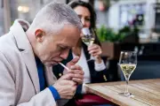 Tabac en terrasse : les Français majoritairement favorables à une interdiction
