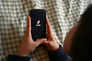 TikTok et santé mentale des ados : le psychiatre Amine Benyamina alerte sur l'addiction