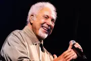 Tom Jones ouvre Jazz à Juan 2026 : 86 ans et toujours la star