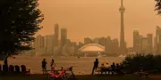 Toronto suffoque sous la fumée des feux de forêt, pire qualité de l'air au monde