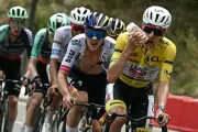 Tour de France : Carapaz et Pedersen brillent, les Français déçoivent