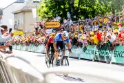 Tour de France : huit blessés après une voiture de presse dans le public