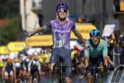 Tour de France : Mauro Schmid remporte la 13e étape à Belfort