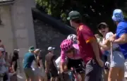 Tour de France : nouvel incident évité de justesse, le Tour appelle au calme