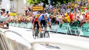 Tour de France : une voiture de L'Équipe percute des spectateurs, huit blessés