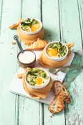 Œufs cocotte à la cancoillotte : la recette réconfortante de Franche-Comté