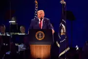Un agent du prompteur de Trump suspecté de paris sur ses discours