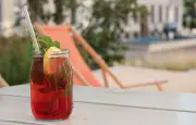 Un Allemand a failli mourir après avoir bu un café glacé avec une paille en verre