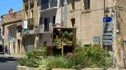 Un rond-point fleuri avec une armoire recyclée à Saint-Thibéry