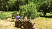 Un tracteur écologique remplace le vélo décoratif de JYC à Saint-Rome-de-Tarn