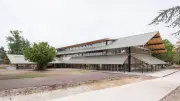 Une école girondine boisée à l’esprit japonisant