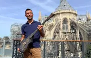 Une guitare électrique fabriquée avec une poutre calcinée de Notre-Dame