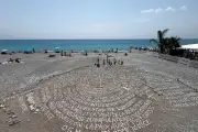 Une œuvre de galets pour la paix sur la promenade des Anglais à Nice