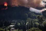 Var : le ciel rouge et l'air irrespirable, les pompiers toujours mobilisés
