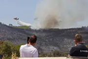 Var : le préfet rend hommage aux pompiers face à des reprises d'incendie violentes