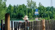 Vergèze : la plage des lacs attire toujours plus de baigneurs