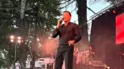 Vincent Niclo enchante 1500 spectateurs au jardin du Bosquet à Alès
