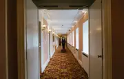 Vol de 100 000 € à Nice : un faux employé d'hôtel piège des touristes