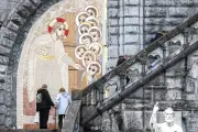 Voyage du pape en France : les mosaïques d'un religieux abuseur embarrassent l'Église