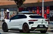 Waymo livre deux adolescents à la police pour une fausse arme à feu