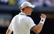 Wimbledon : Sinner domine Djokovic en trois sets et file en finale